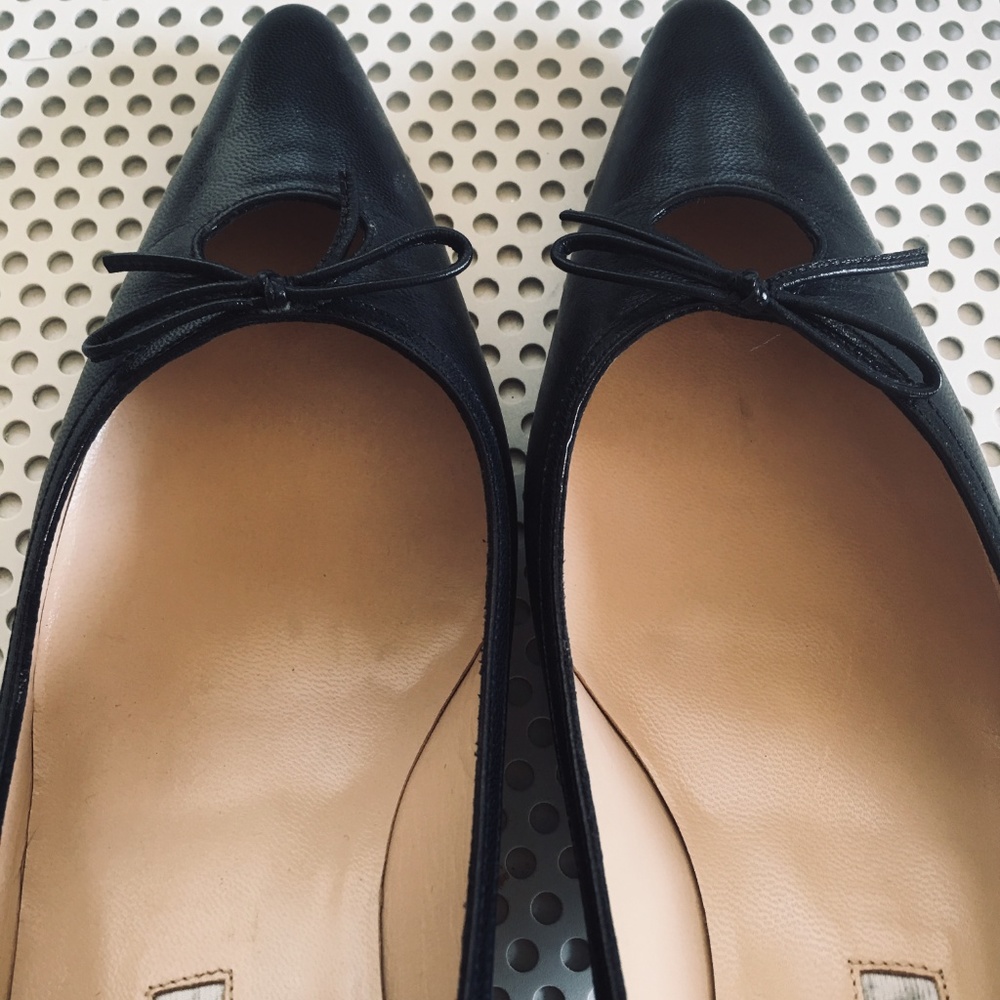 Manolo Blahnik Kitten Heel Pump - Picture 5 of 8